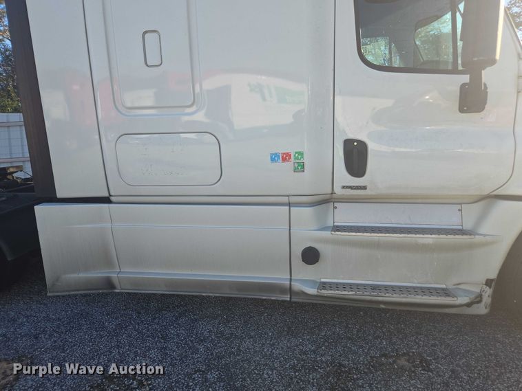 image for item YA1387 2016 Freightliner Cascadia semi truck