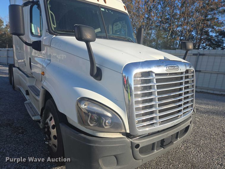 image for item YA1387 2016 Freightliner Cascadia semi truck