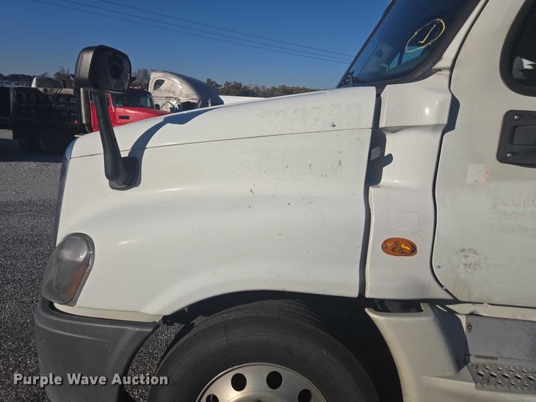 image for item YA1387 2016 Freightliner Cascadia semi truck