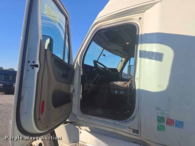 image for item YA1387 2016 Freightliner Cascadia semi truck