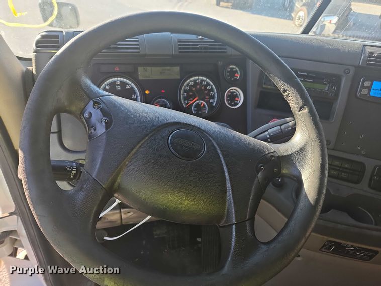 image for item YA1387 2016 Freightliner Cascadia semi truck