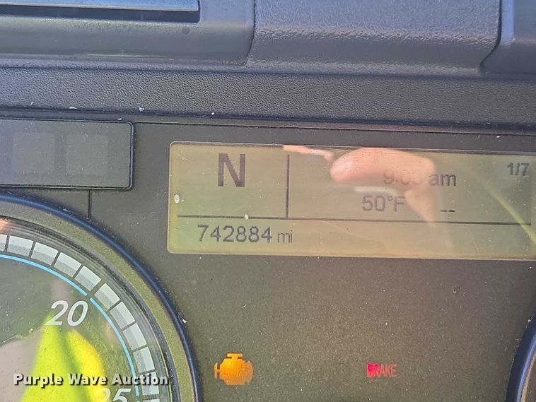 image for item YA1387 2016 Freightliner Cascadia semi truck