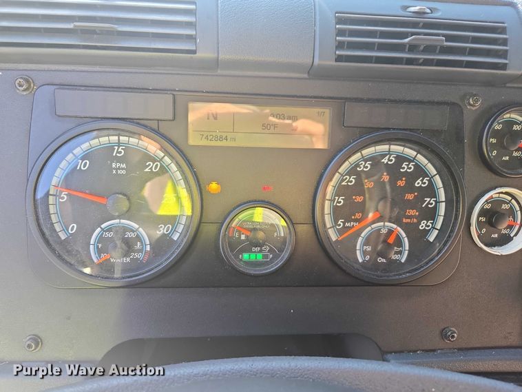 image for item YA1387 2016 Freightliner Cascadia semi truck