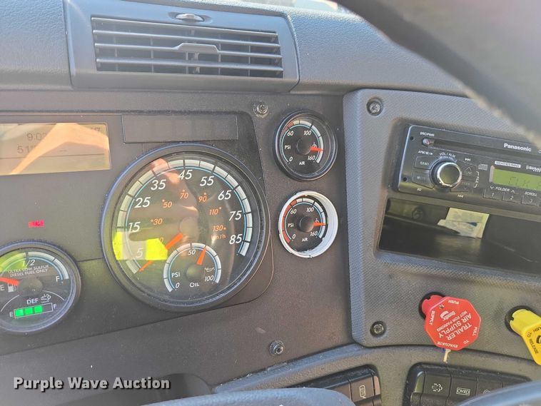 image for item YA1387 2016 Freightliner Cascadia semi truck