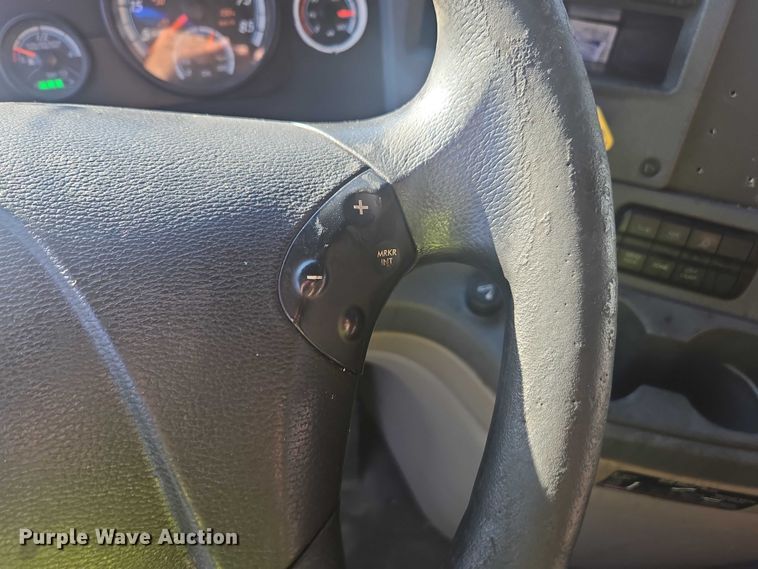 image for item YA1387 2016 Freightliner Cascadia semi truck