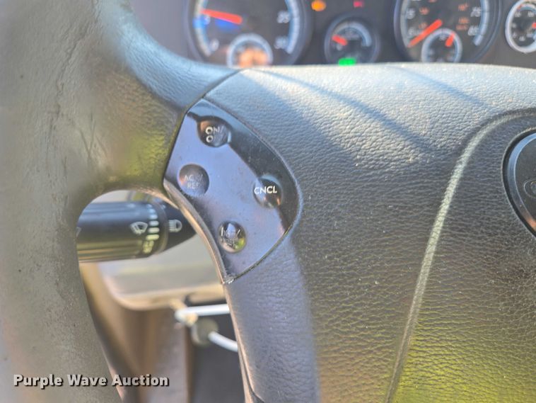 image for item YA1387 2016 Freightliner Cascadia semi truck