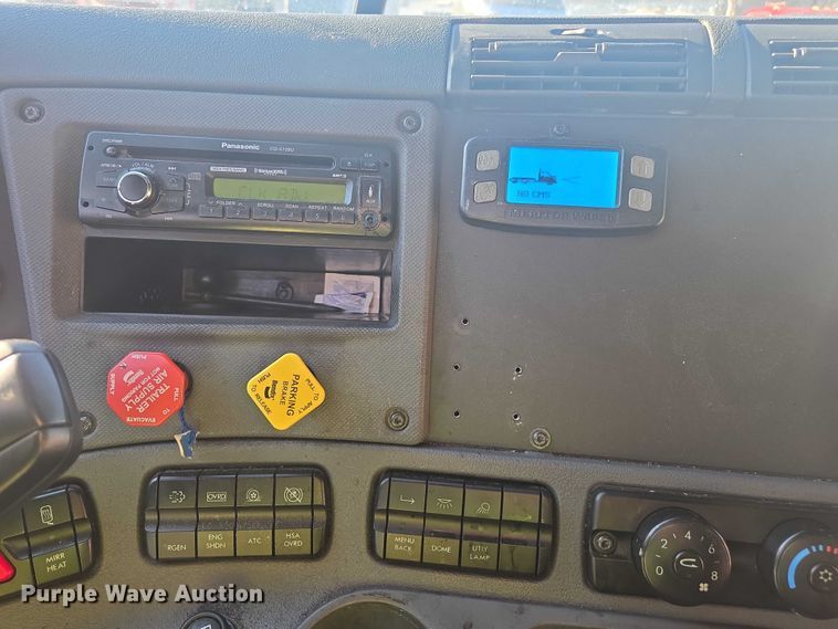 image for item YA1387 2016 Freightliner Cascadia semi truck