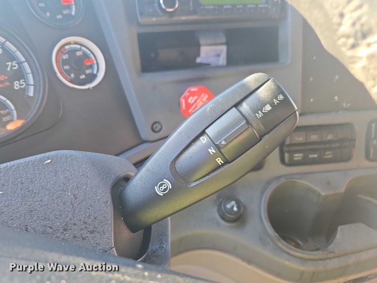 image for item YA1387 2016 Freightliner Cascadia semi truck