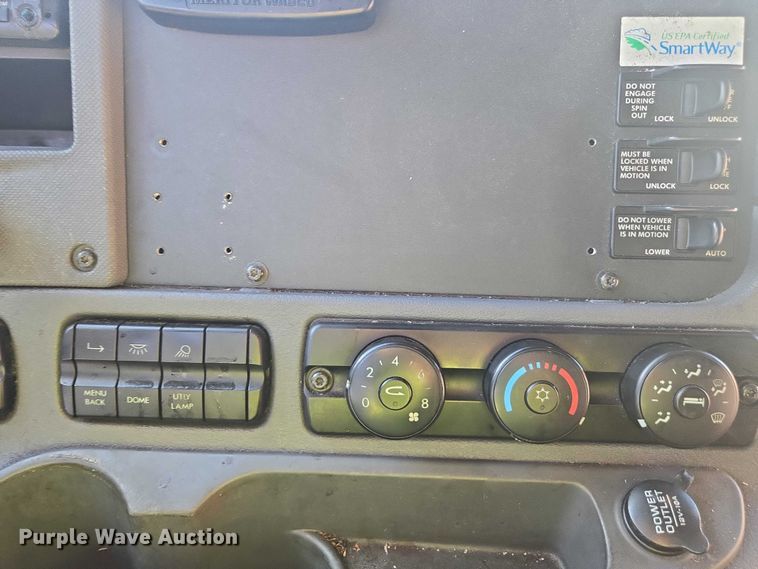 image for item YA1387 2016 Freightliner Cascadia semi truck