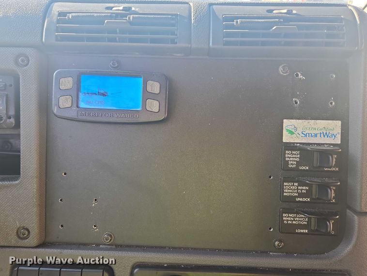 image for item YA1387 2016 Freightliner Cascadia semi truck