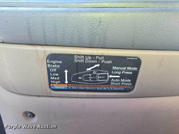 image for item YA1387 2016 Freightliner Cascadia semi truck