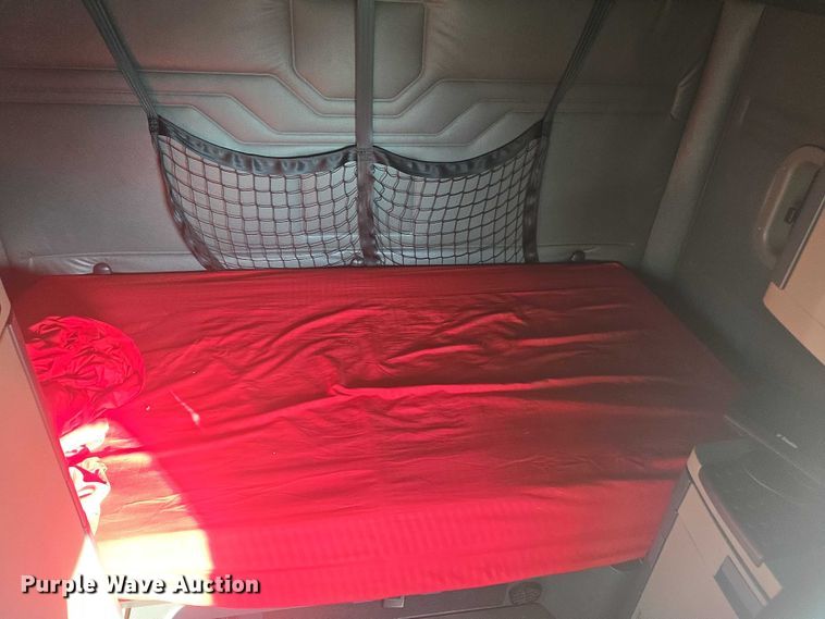 image for item YA1387 2016 Freightliner Cascadia semi truck