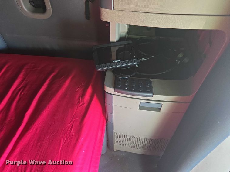 image for item YA1387 2016 Freightliner Cascadia semi truck