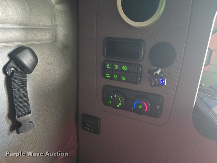 image for item YA1387 2016 Freightliner Cascadia semi truck