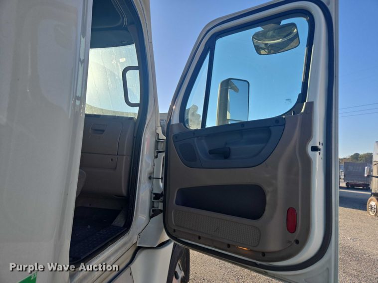 image for item YA1387 2016 Freightliner Cascadia semi truck