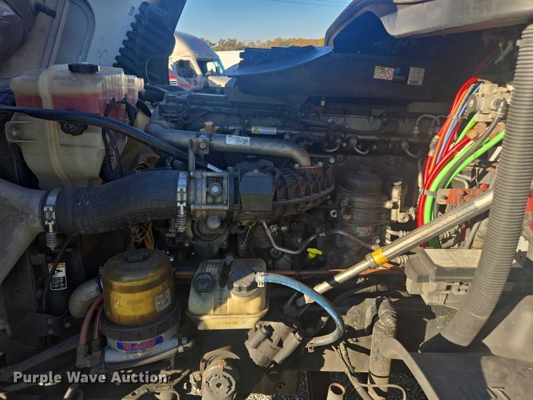 image for item YA1387 2016 Freightliner Cascadia semi truck