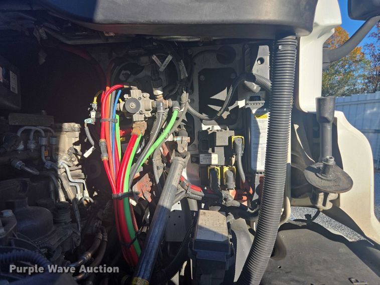 image for item YA1387 2016 Freightliner Cascadia semi truck