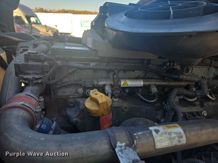 image for item YA1387 2016 Freightliner Cascadia semi truck