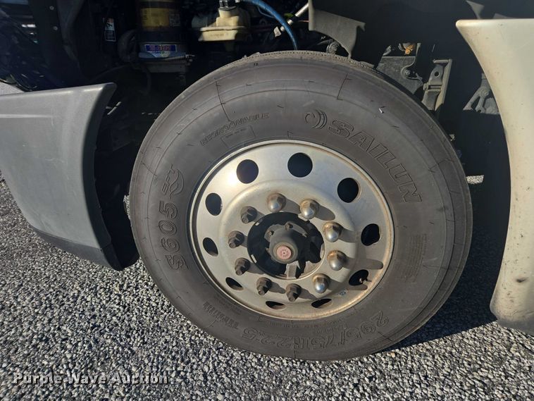 image for item YA1387 2016 Freightliner Cascadia semi truck