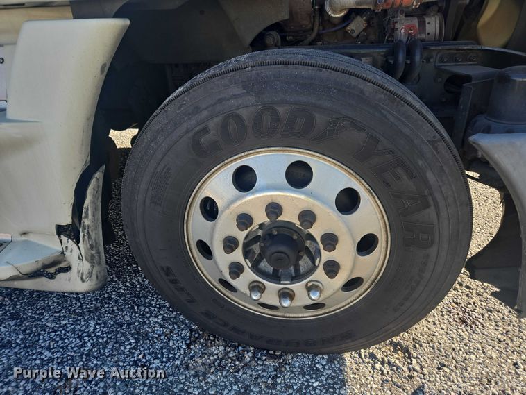 image for item YA1387 2016 Freightliner Cascadia semi truck