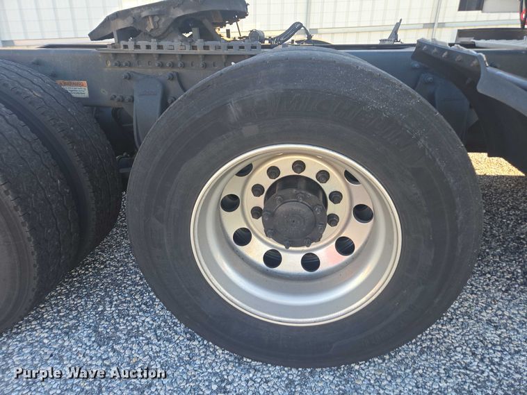 image for item YA1387 2016 Freightliner Cascadia semi truck