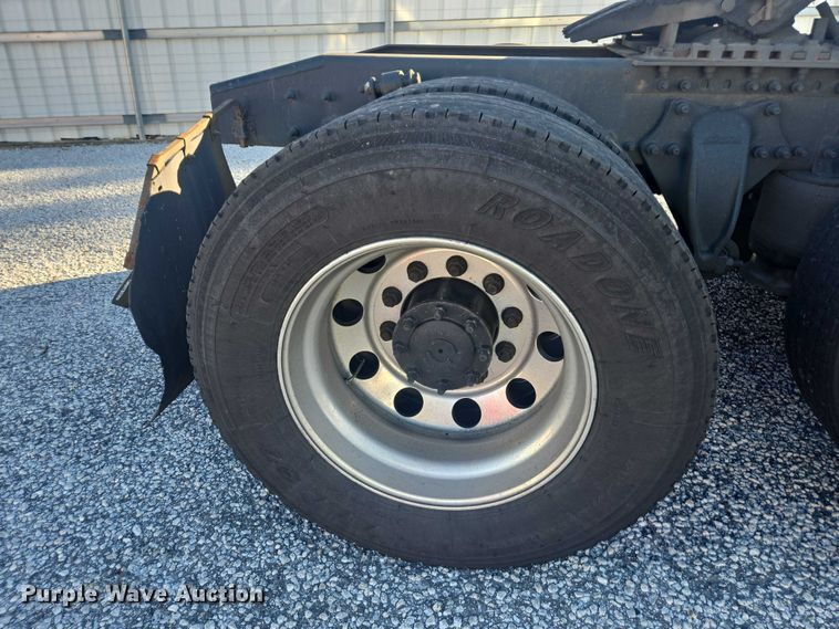 image for item YA1387 2016 Freightliner Cascadia semi truck