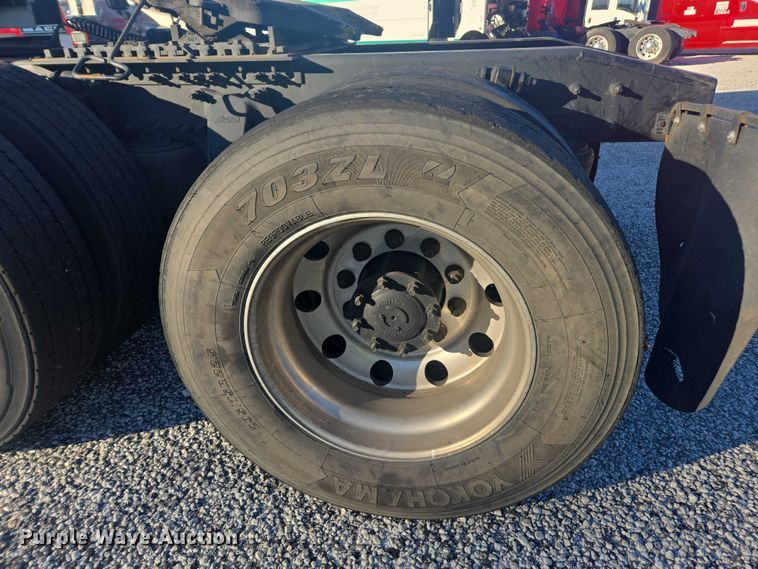 image for item YA1387 2016 Freightliner Cascadia semi truck