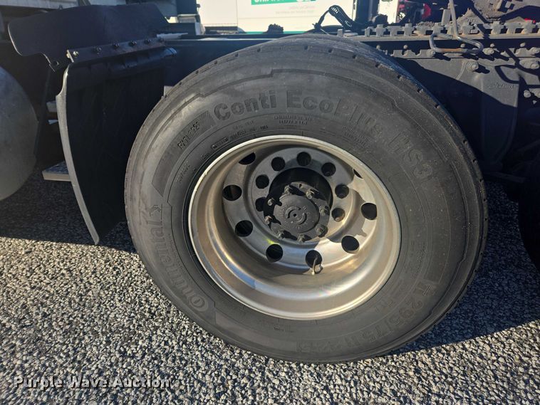 image for item YA1387 2016 Freightliner Cascadia semi truck