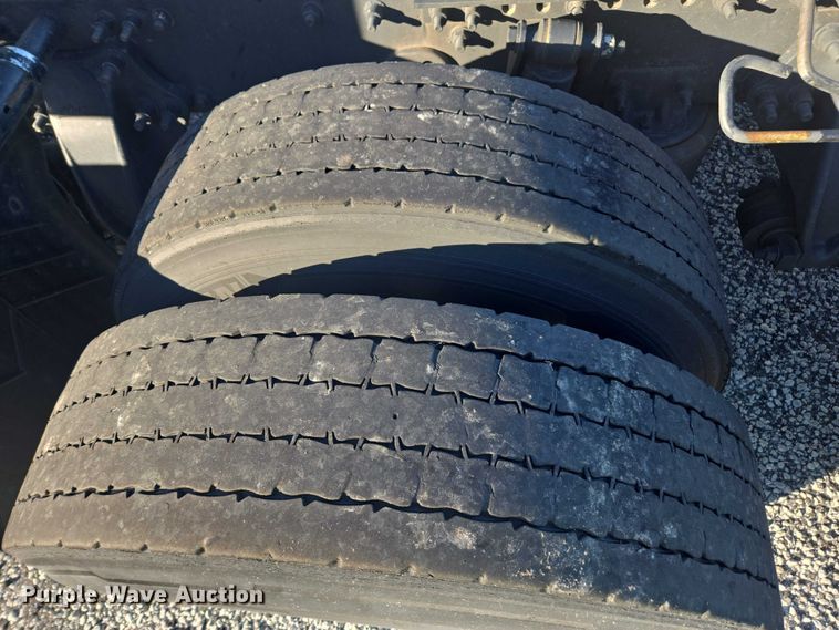 image for item YA1387 2016 Freightliner Cascadia semi truck