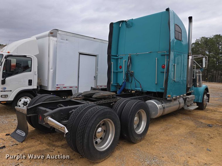 image for item YA1471 2000 Freightliner Classic XL semi truck