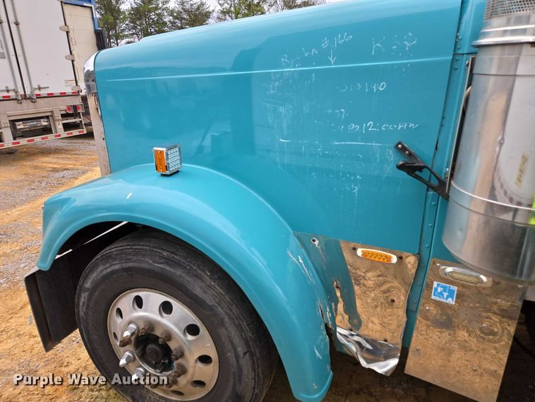 image for item YA1471 2000 Freightliner Classic XL semi truck