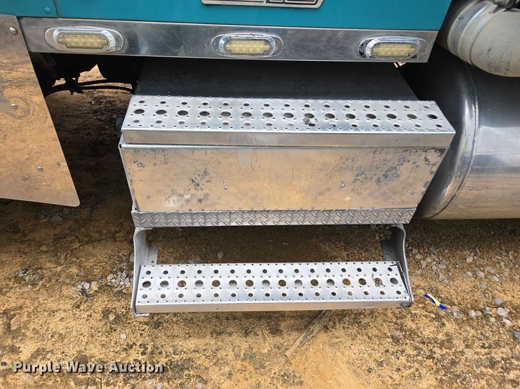 image for item YA1471 2000 Freightliner Classic XL semi truck