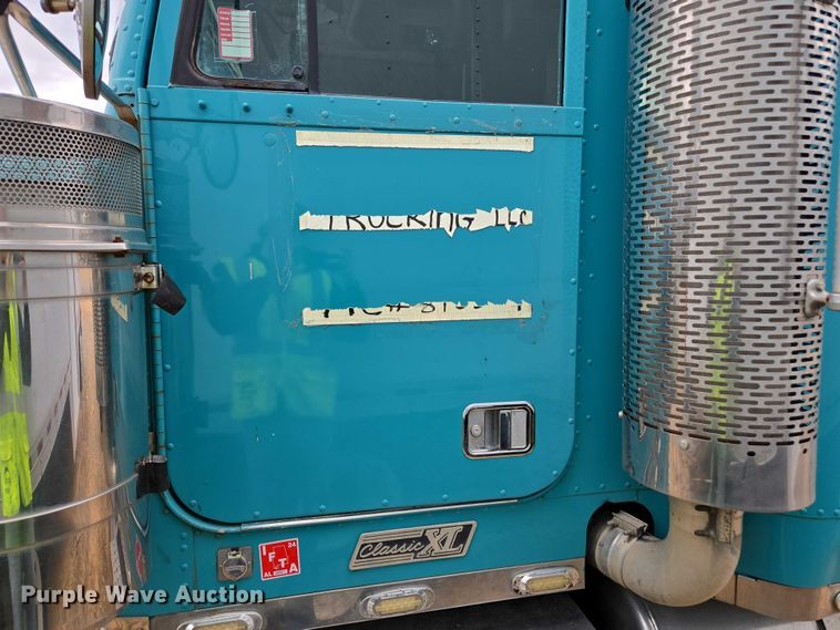 image for item YA1471 2000 Freightliner Classic XL semi truck