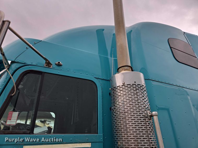 image for item YA1471 2000 Freightliner Classic XL semi truck