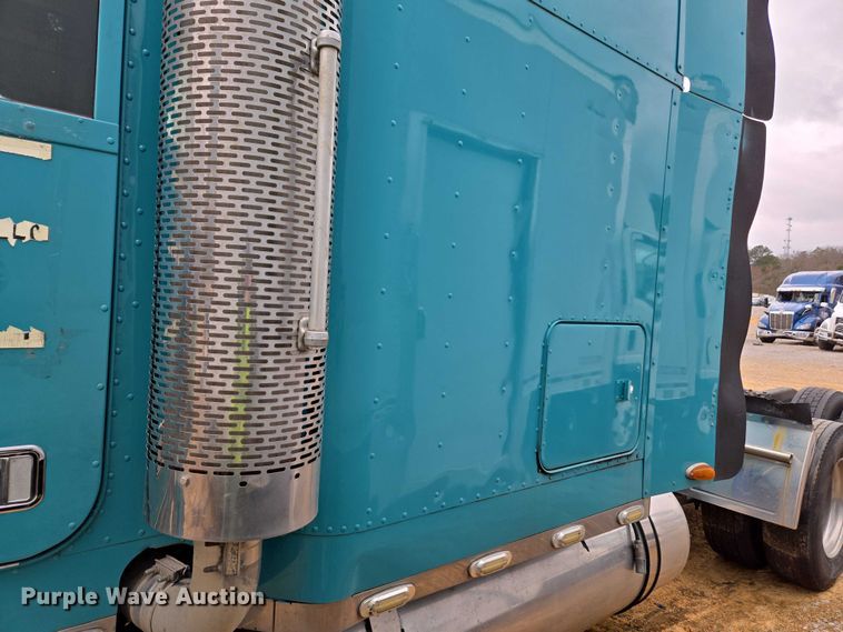 image for item YA1471 2000 Freightliner Classic XL semi truck