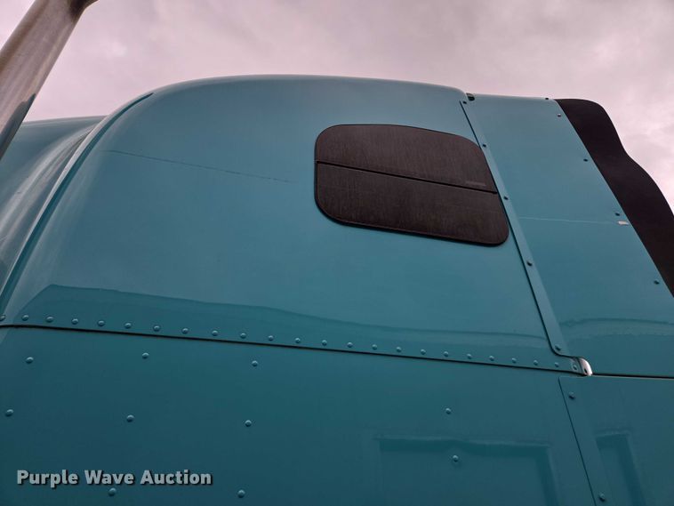 image for item YA1471 2000 Freightliner Classic XL semi truck