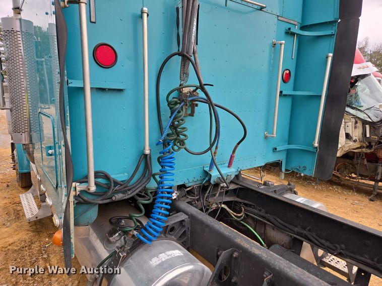 image for item YA1471 2000 Freightliner Classic XL semi truck