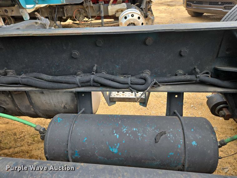 image for item YA1471 2000 Freightliner Classic XL semi truck