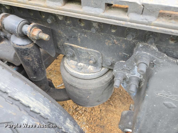 image for item YA1471 2000 Freightliner Classic XL semi truck