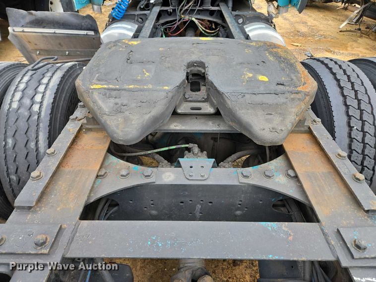 image for item YA1471 2000 Freightliner Classic XL semi truck