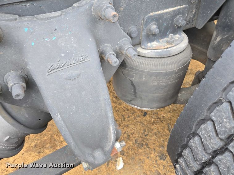 image for item YA1471 2000 Freightliner Classic XL semi truck