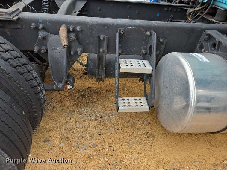 image for item YA1471 2000 Freightliner Classic XL semi truck