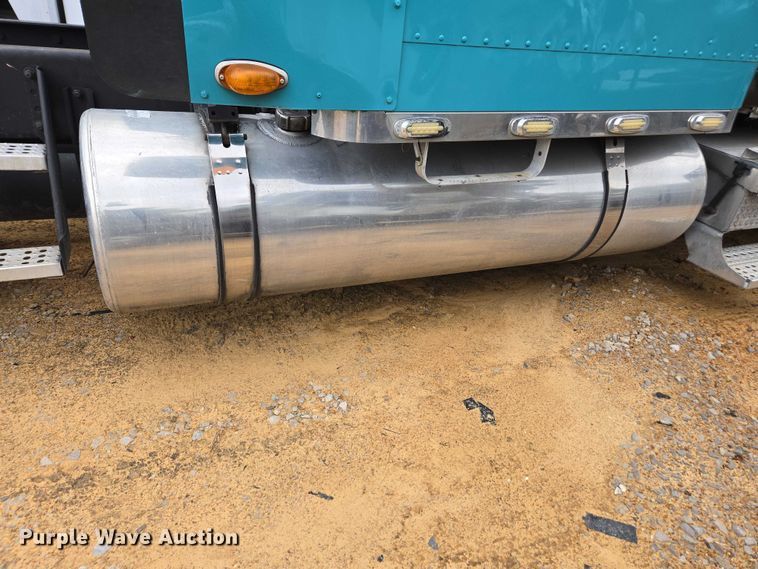 image for item YA1471 2000 Freightliner Classic XL semi truck