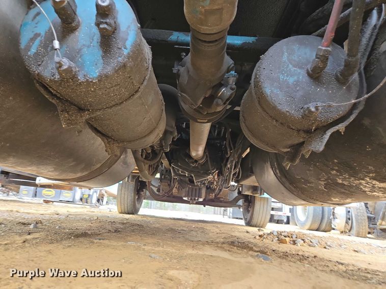 image for item YA1471 2000 Freightliner Classic XL semi truck