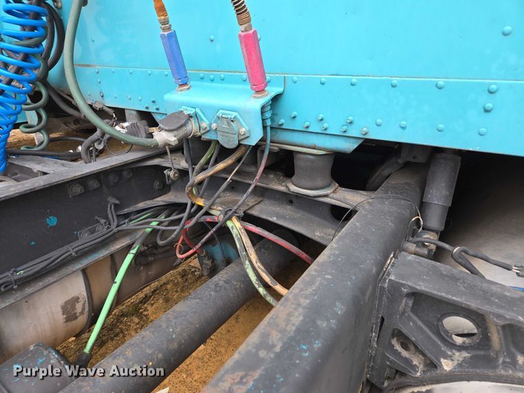 image for item YA1471 2000 Freightliner Classic XL semi truck