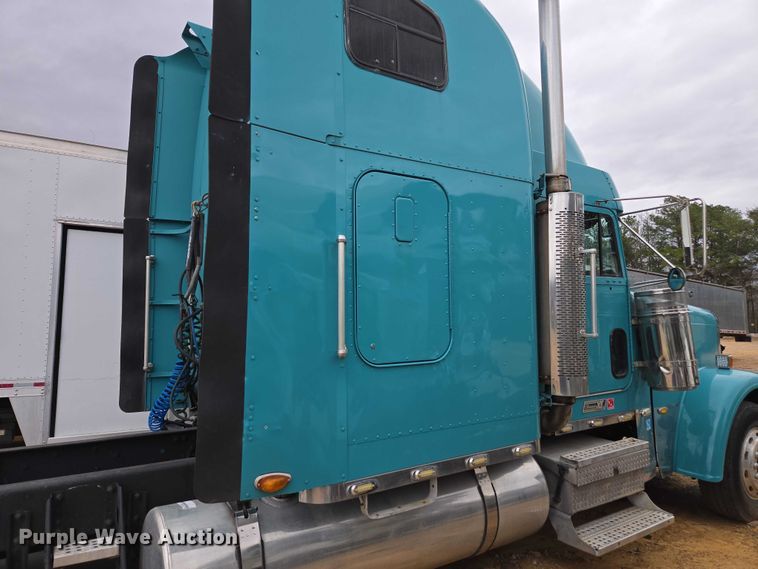 image for item YA1471 2000 Freightliner Classic XL semi truck