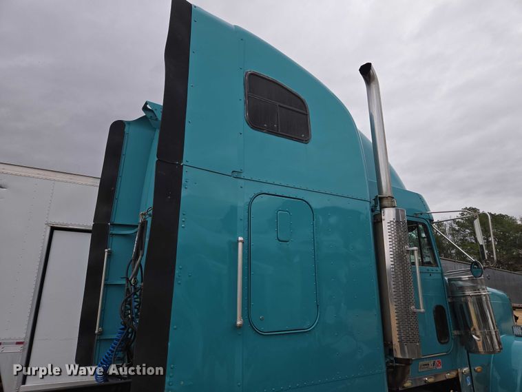 image for item YA1471 2000 Freightliner Classic XL semi truck