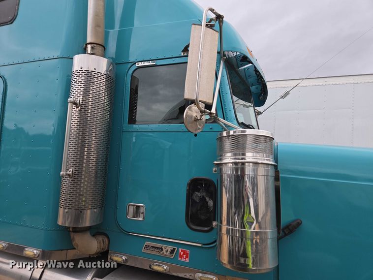 image for item YA1471 2000 Freightliner Classic XL semi truck