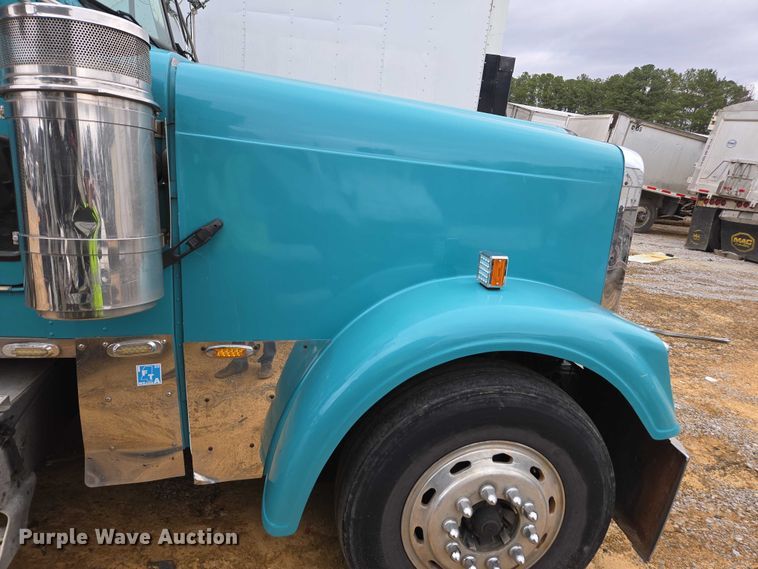 image for item YA1471 2000 Freightliner Classic XL semi truck