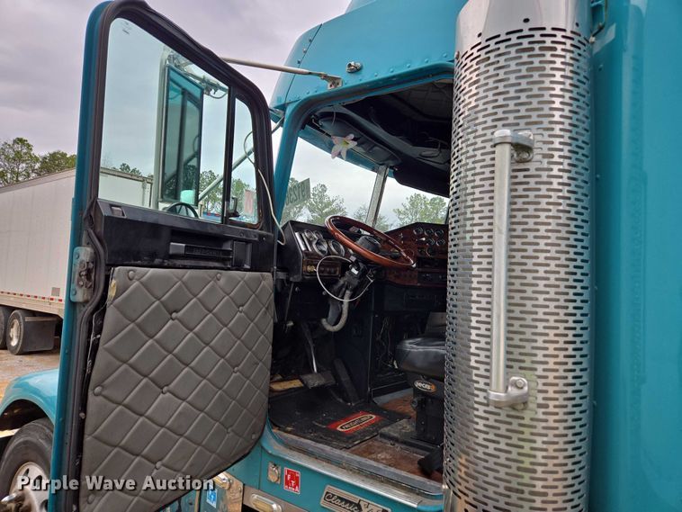 image for item YA1471 2000 Freightliner Classic XL semi truck